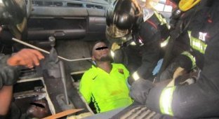 Испанские пограничники обнаружили 4-х нелегалов в герметичном тайнике под полом автомобиля (2 фото)