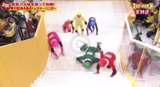 Забавное японское шоу со скользкой лестницей