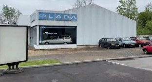 Заброшенный автосалон LADA во Франции спустя четыре года (2 фото + 1 видео)