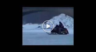 Утопил снежный мотоцикл