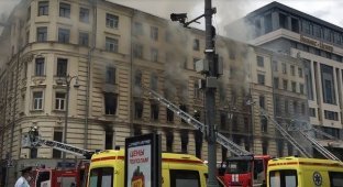 В здании на Тверской улице в центре Москвы произошел пожар (2 фото + 3 видео)