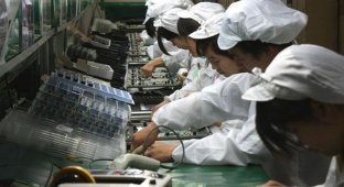 Долгожданный обеденный перерыв работников тайваньской компании Foxconn (4 фото)