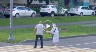 Автомобилист помог бабушке перейти дорогу
