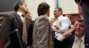 Виталий Кличко в парламенте (4 фотографии)