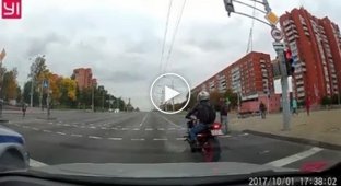 Мотоциклиста попытался сделать трюк на глазах у милиции