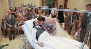Когда жених сломал ногу, молодожены отменили церемонию за 50 000 долларов и сыграли свадьбу в больнице (9 фото)