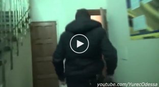 В Одессе коп-автохам спрятался от активистов в туалете