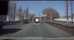 Хамство водителя на дороге с выездом на встречную полосу в Ульяновске