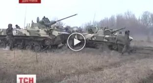 Прорусские активисты ложатся под танки (майдан)