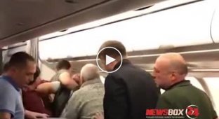 Пассажир рейса Москва - Владивосток устроил дебош на борту и его пришлось связать