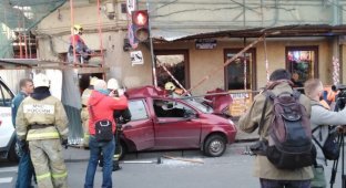 В Петербурге водитель сбил пешеходов и погиб (5 фото + 3 видео)