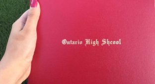 Школа допустила ошибку в слове "школа" на выпускных дипломах (3 фото)