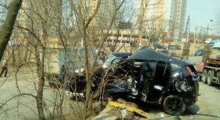 Женщине очень повезло: во Владивостоке автокран на спуске снёс легковой автомобиль (2 фото + 2 видео)