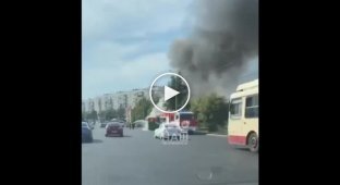 В Российском городе на ходу вспыхнула маршрутка и попала на видео