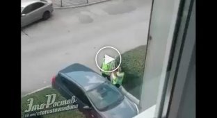 Девушка-водитель оплатила штраф в кустах ростовского двора