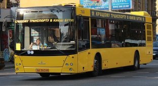 В соцсетях восхитились воином, защитившим девушку в киевском автобусе