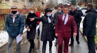 Смоленский депутат прогулялся по городу в малиновом костюме и стал мемом (5 фото + 1 видео)