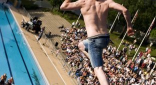 Своя атмосфера: норвежский чемпионат по прыжкам в воду плашмя (2 фото + 2 видео)
