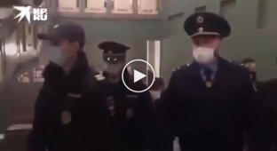 В Москве сотрудники полиции устроили облаву на пенсионеров - выписывали им штрафы и отправляли домой