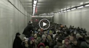 Тысячи людей в тоннеле поют хором
