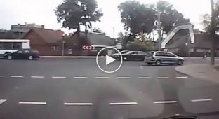 Жестокая авария с мотоциклистом на перекресте