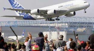 Сингапурские авиалинии купили первый Airbus A380 (24 фото)