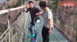 Перепуганные туристы едва справляются со страхом перед высотой на стеклянном мосту в Китае