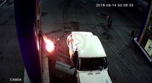 В Омске водитель подсветил зажигалкой бак и чуть не сжег заправку 