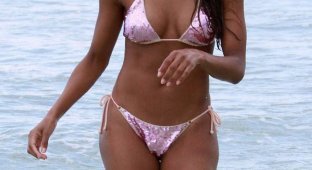 Певица Сиара на пляже в бикини (7 Фото)