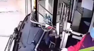 Водитель автобуса опасается людей без медицинских масок