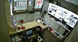 Дерзкое и вальяжное ограбление в Красноярском магазине техники