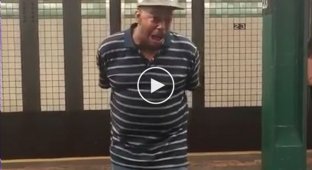 Невероятно талантливый уличный музыкант расстрогал пассажиров метрополитена