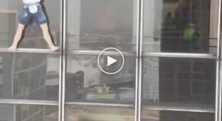 Два человека-паука взбираются на небоскреб