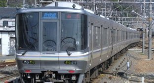 Японская ж/д компания извинилась за то, что поезд отбыл на 25 секунд раньше (2 фото)