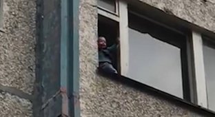 Дед пытался выбросить внука из окна (1 фото)