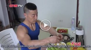70-летний китайский дедуля, который последние 34 года ежедневно упражняется в качалке