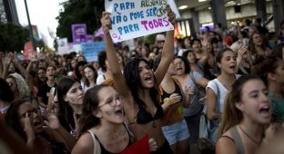 Юные и сексапильные бразильянки выступают за легализацию абортов (18 фото)
