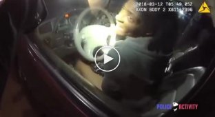 Американские полицейские просят женщину-водителя выйти из машины