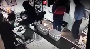 В Волгограде мужчина вытолкал грабителей из магазина
