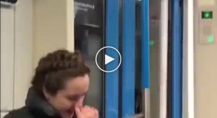 Женщина решила устроить диетический перекус в метро