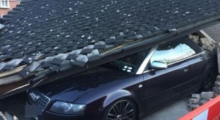 Водитель мусоровоза обрушил на кабриолет Audi S4 крышу парковки (4 фото)