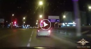 Инспектор из Керчи на ходу запрыгнул в авто пьяного водителя