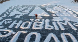 В Амурской области массово рисуют ледовые открытки — в память об умершем пенсионере (18 фото)