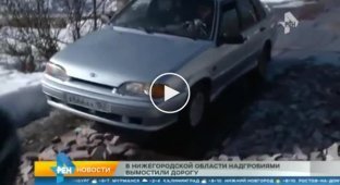 В Нижегородской области надгробиями вымостили дорогу