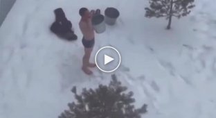 Житель Барнаула вылил на себя два ведра ледяной воды, выйдя на улицу в мороз