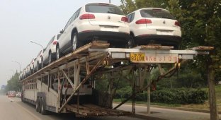 Автовоз рекордных размеров замечен в Китае (8 фото)