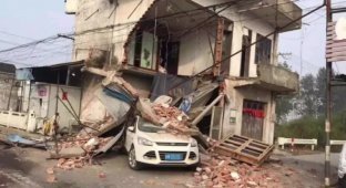 Двухэтажный дом пришлось снести после столкновения двух автомобилей в Китае (1 фото + 1 видео)