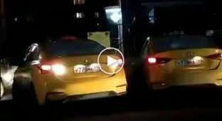 В Москве заметили два автомобиля Яндекс.Такси с одинаковыми номерными знаками