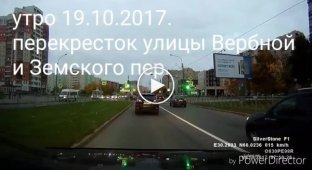 Девушка устроила ДТП на перекрестке в СПб