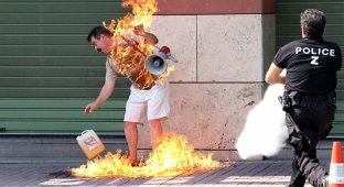 Грек-должник пытался сжечь себя перед отделением банка (7 фото)